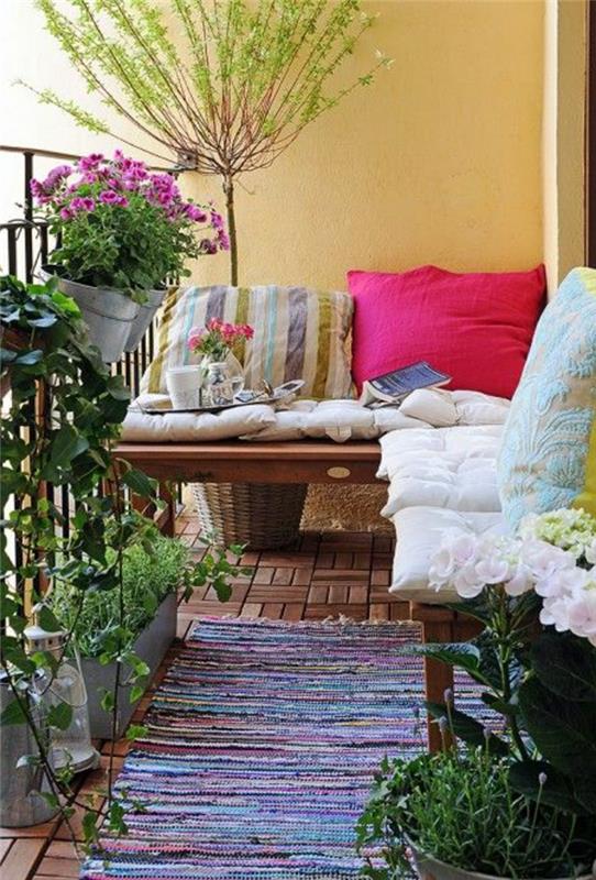 záhradný balkón-ako-zakvitnúť-váš-balkón-moderný-farebný-vonkajší-koberec-na-balkón