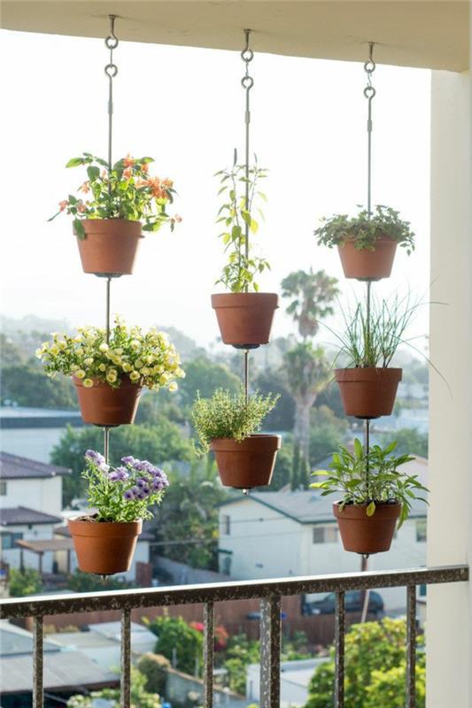 kvetina-balkón-kvetináč-balkón-s-balkónom-kvety-zelené-rastliny-vonku