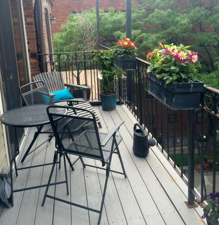 jardiniere-balkón-balkón-kvety-s-čiernym kovaním-aby-mali-najkrajší-balkón