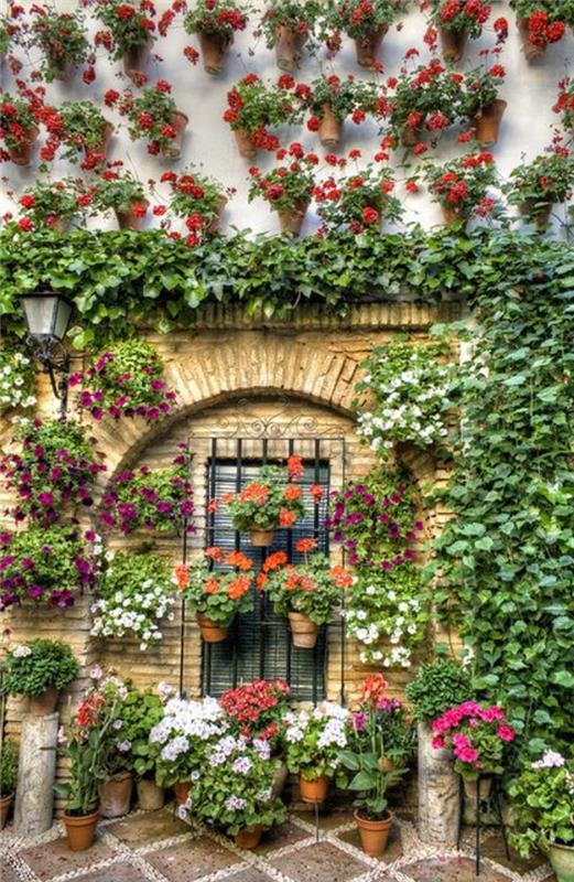 záhradný balkón-kvetinový balkón-exteriér-moderný-pekný-exteriér-s kvetmi