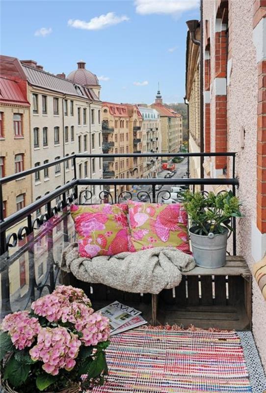 jardiniere-balkón-kvety-na-balkón-s-krásnym výhľadom-smerom k mestu-vonku-koberec