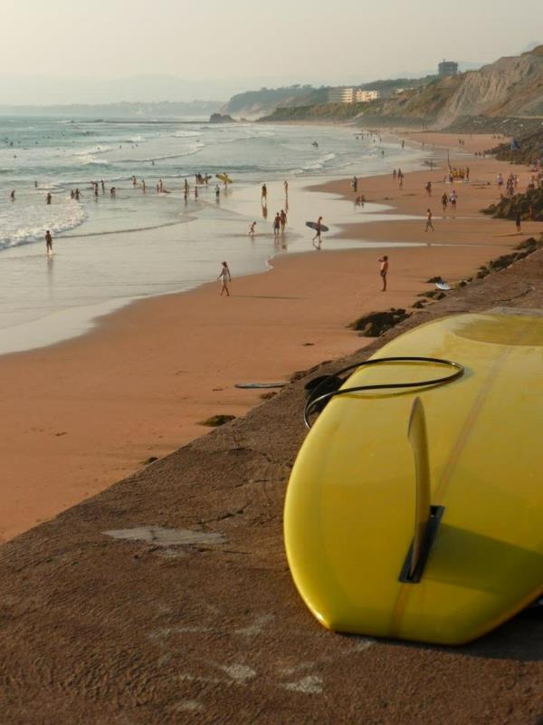 صفراء-تصفح-على-الصورة-لشاطئ بياريتز