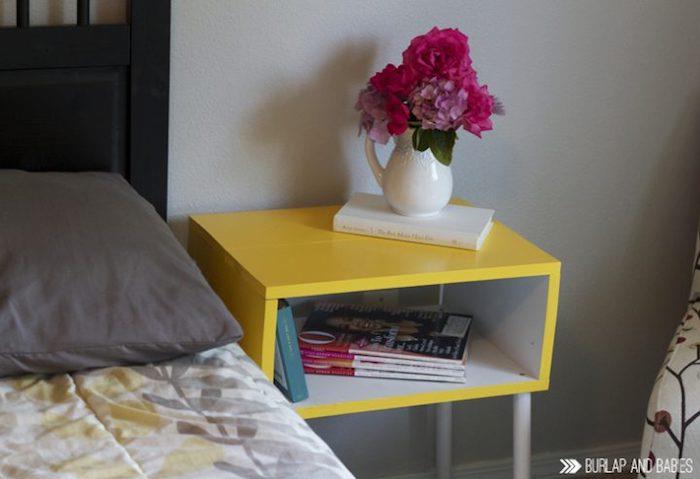 Žltý nočný stolík zdobený vázou s kvetmi, nápad na kuchynskú linku, premaľovanie farebnej drevenej skrinky