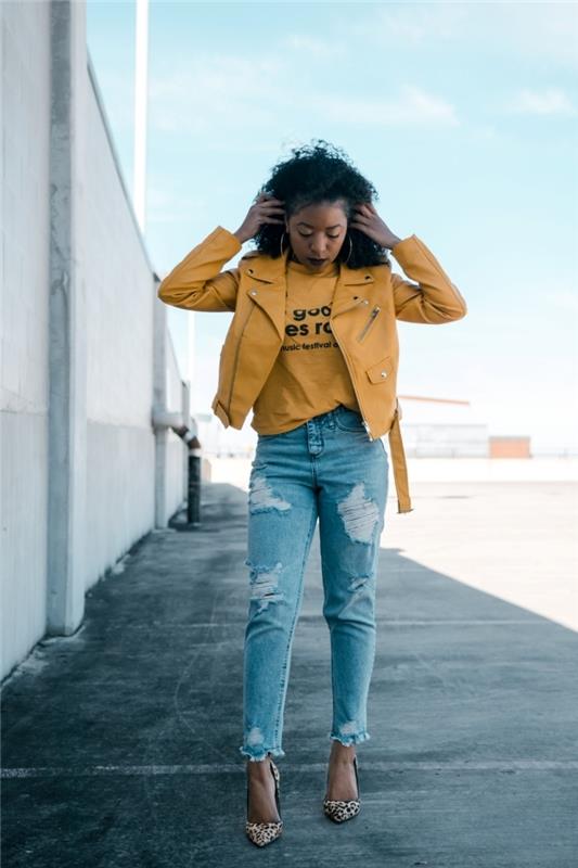 كيف ترتدي ملابس جيدة في الربيع ، فكرة سترة جلدية صفراء للنساء تتحد مع بنطلون جينز فاتح