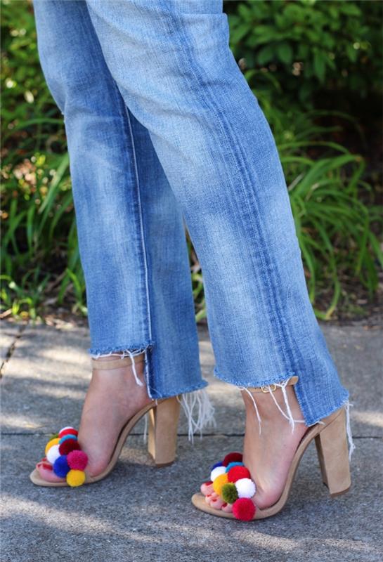 model personalizovaných sandálov na podpätku s farebnými strapcami, originálny nápad na ženský módny doplnok, ktorý si vyrobíte sami