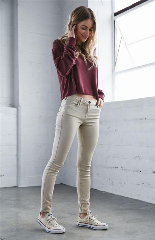 s akými farbami skombinovať dámske khaki slim nohavice, ležérny outfit v bordovom svetri, béžových teniskách a khaki skinny rifliach