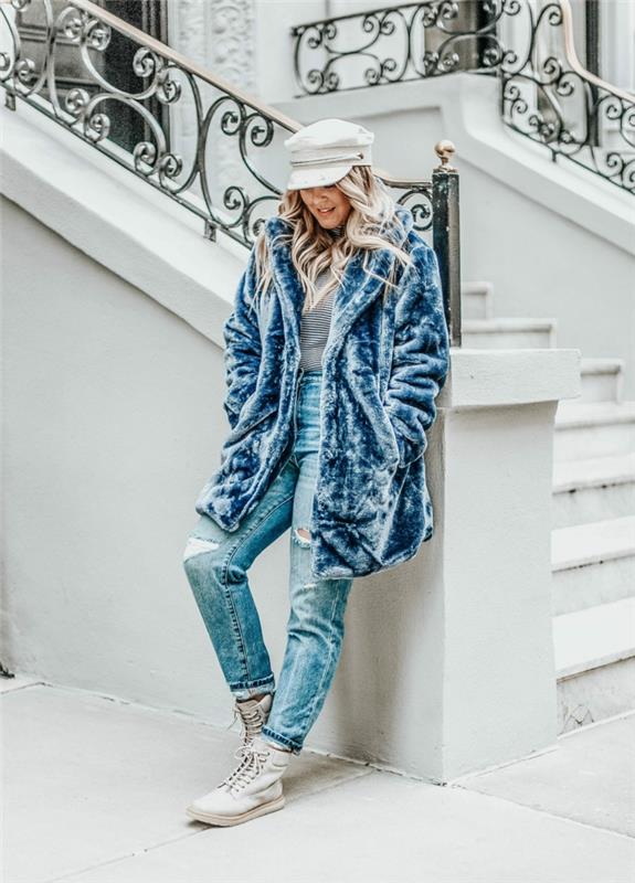 zimný outfit v modrej farbe, splývavé rifle, modrý kabát z umelej kožušiny, pruhovaná blúzka