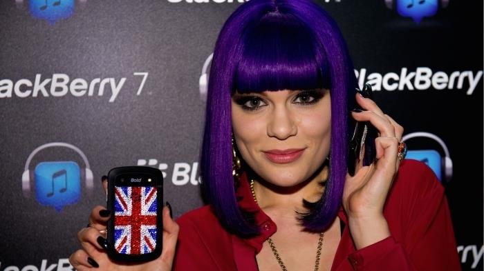 Mediumhårig Jessie J Kändisfrisyr med rak lugg Ultralila hårfärg