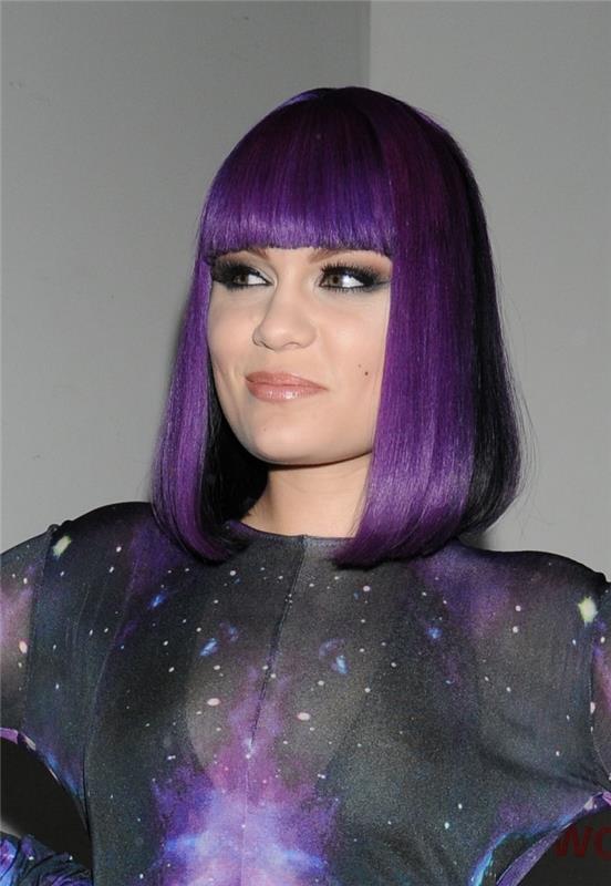 Medellång frisyr med lila färgade lugg, Jessie J frisyr med ultralila och svart hår