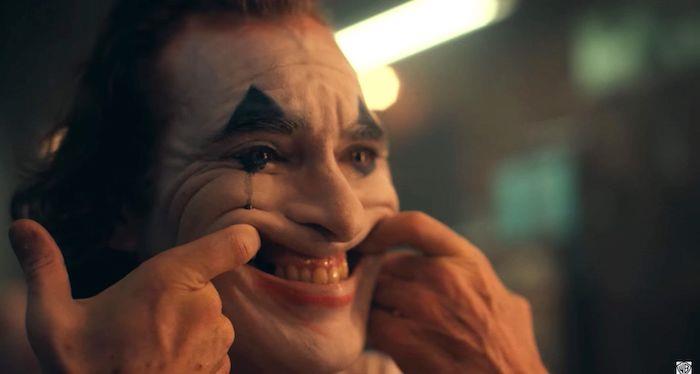 Fyra månader efter den första trailern presenterar Todd Phillips Joker med Joaquin Phoenix en färgglad andra trailer