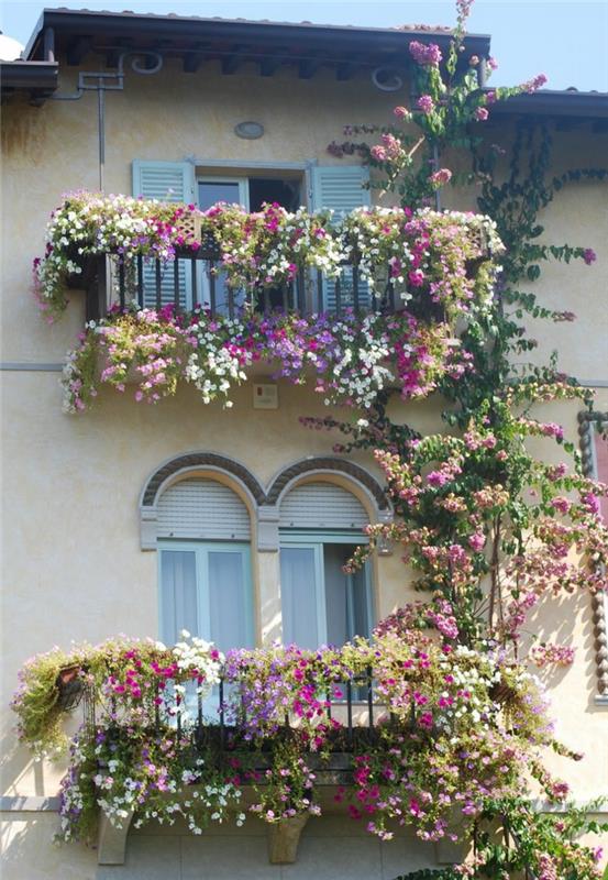 pekne-balkón-s-balkónom-kvety-krásne-na-ozdobenie-balkóna-vpredu
