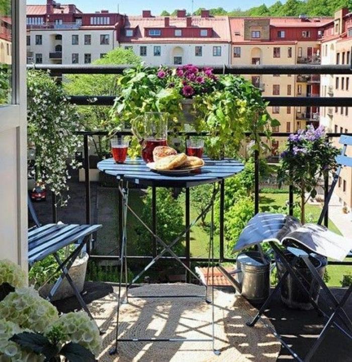 vacker-balkong-med-hopfällbart-järn-bord-balkong-med-vacker-utsikt-blommor-för-balkongen