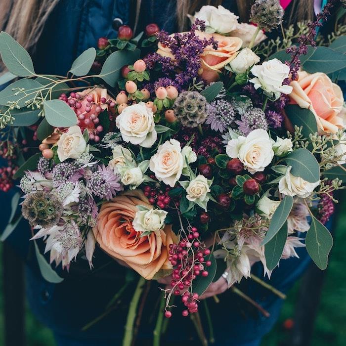 Bukett med rosa blommor i olika storlekar och färger, skicka ett meddelande till mamma, mors dag foto, världens skönhet