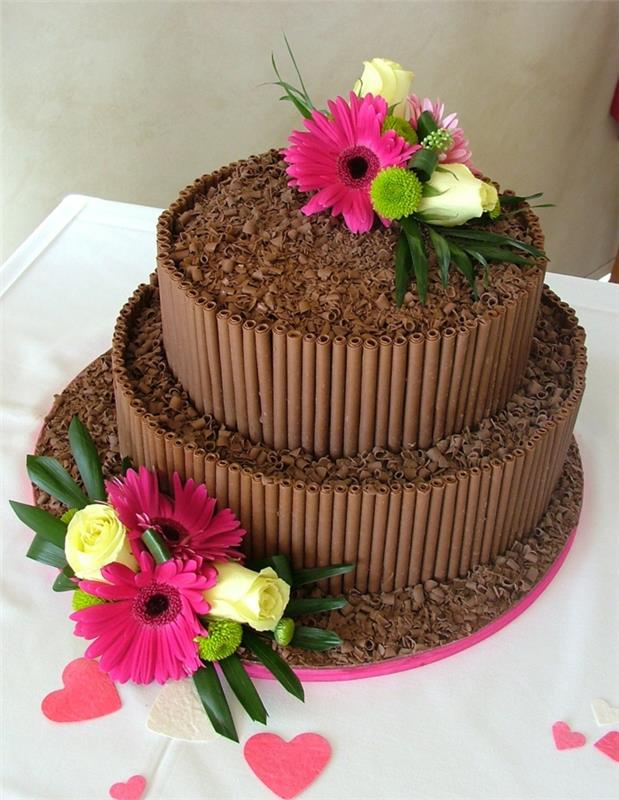 čokoládová narodeninová torta, farebné kvetinové dekorácie, elegantné dvojposchodové pečivo