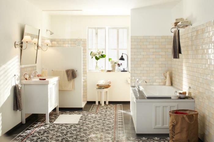 Marockanska mönster cementplattor, vit handfat, vitt badrumsskåp, inbyggt badkar, beige tunnelbana kakel, vit pall, två fönster