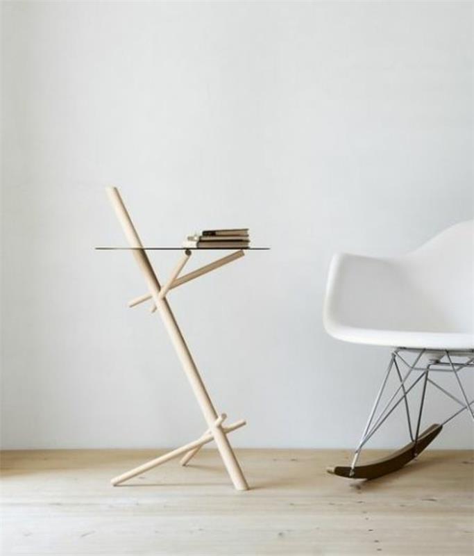 ganska minimalistisk design-sidobord-i-ljus-trä-och-beige-vägg-glas-topp-parkettgolv