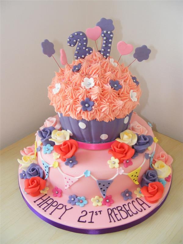 ružový a oranžový poschodový koláč, plastika košíčka na torte, nápisy a jedlé kvety