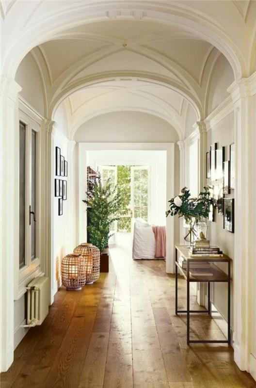 pekne-vchodovo-elegantne-a-moderne-so-svetlymi-drevenymi podlahami-taupe-farba-pre-vchod