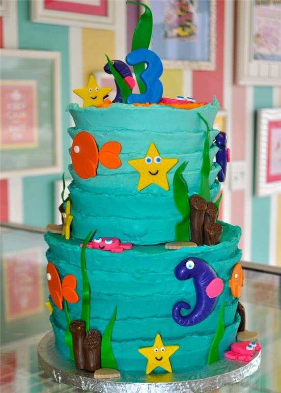 modrý koláč, namontovaný kus s figúrkami obyvateľov mora, narodeninová torta pre trojročné dieťa