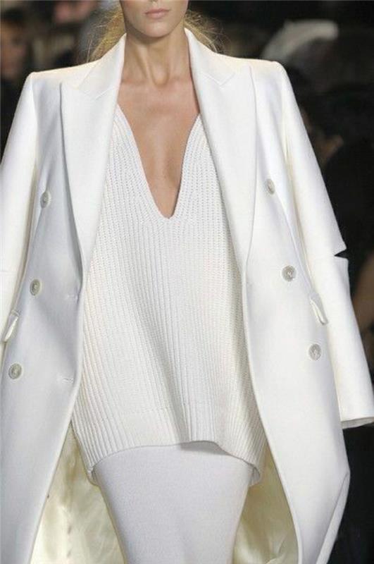 pekný-zimný kabát-moderný-biely-a-elegantný-pre-moderné-ženy-s-bielymi šatami