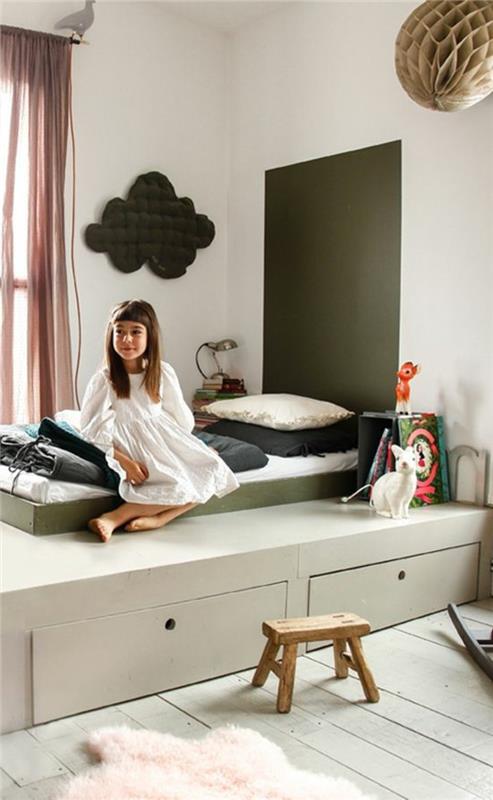 سرير صغير جميل مع درج تخزين لغرفة الطفلة