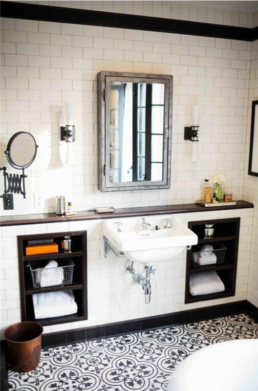 pekná kúpeľňa s čierno-bielymi kockovanými dlaždicami a veľkým stenovým zrkadlom