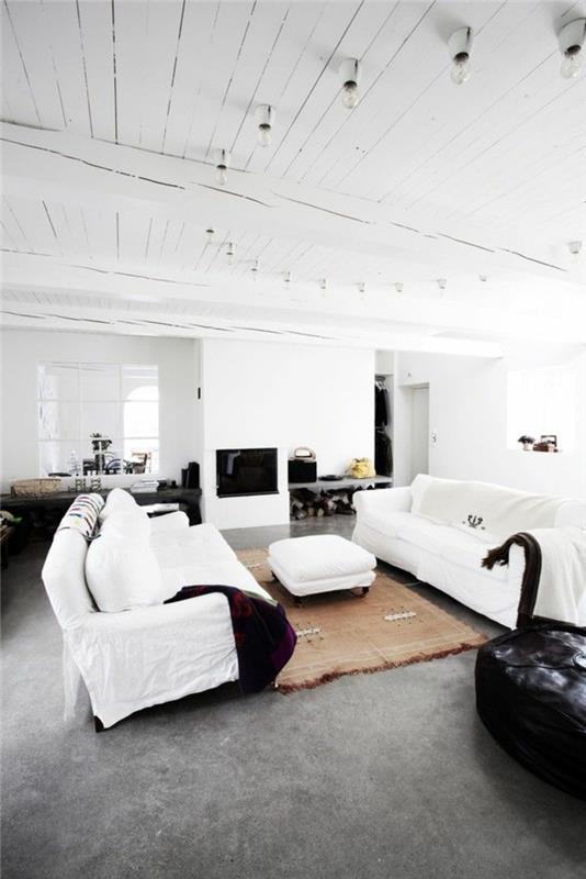 pekná obývačka biela-čierna-so-sivou-voskovanou-betónovou-podlahou-a-bielou-podlahou-stropom