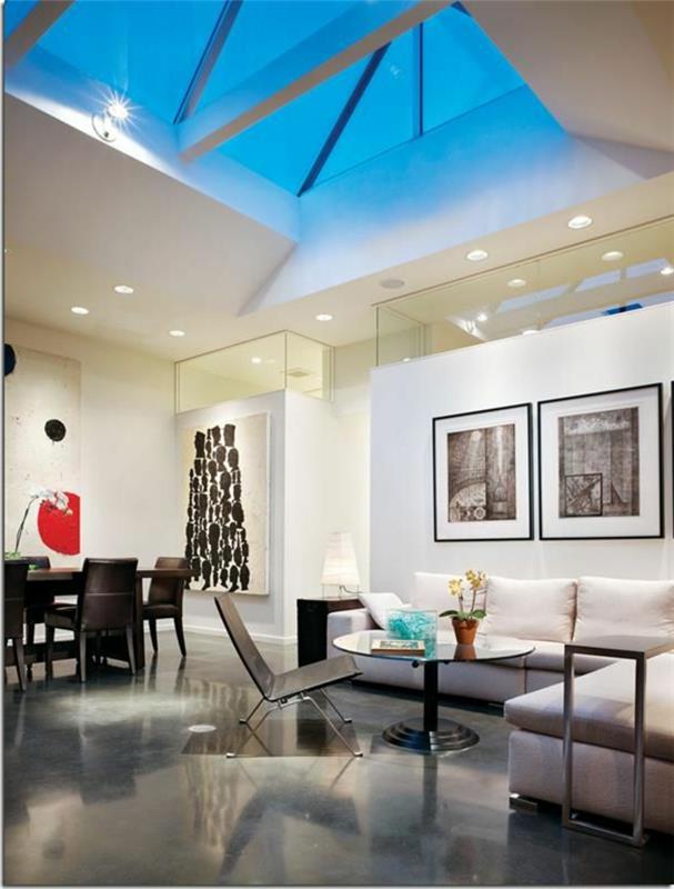luxusná obývačka s voskovaným betónom-sivá pultová obývačka so skleneným stropom