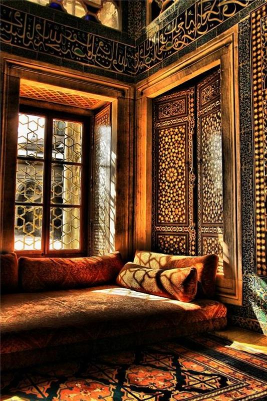 غرفة معيشة-مغربية-جميلة-داخلية-أثاث-حديث-سجاد-ملون-في-غرفة المعيشة-المغربية