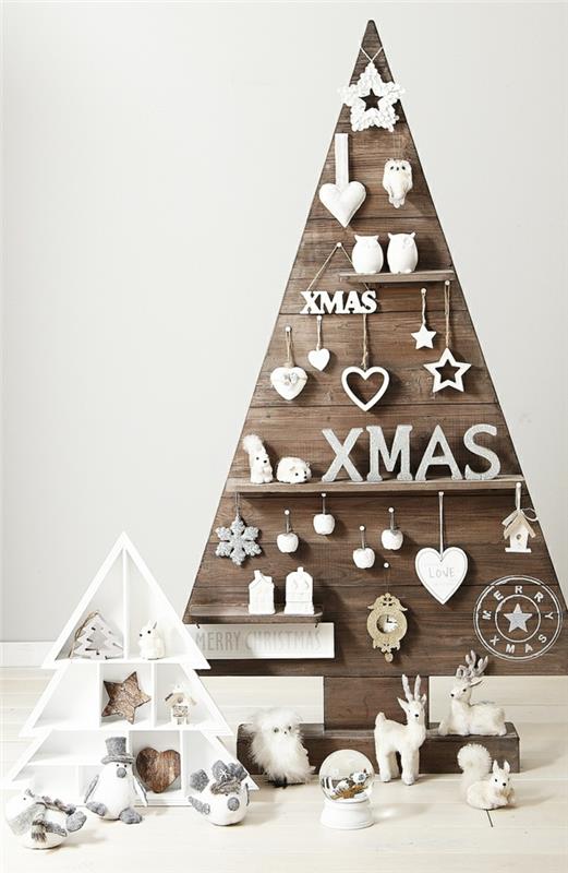 drevený stromček, originálna vianočná ozdoba, biely jeleň, trojuholníková polica, nadýchaná sova, biele predmety pribité alebo zavesené na strome