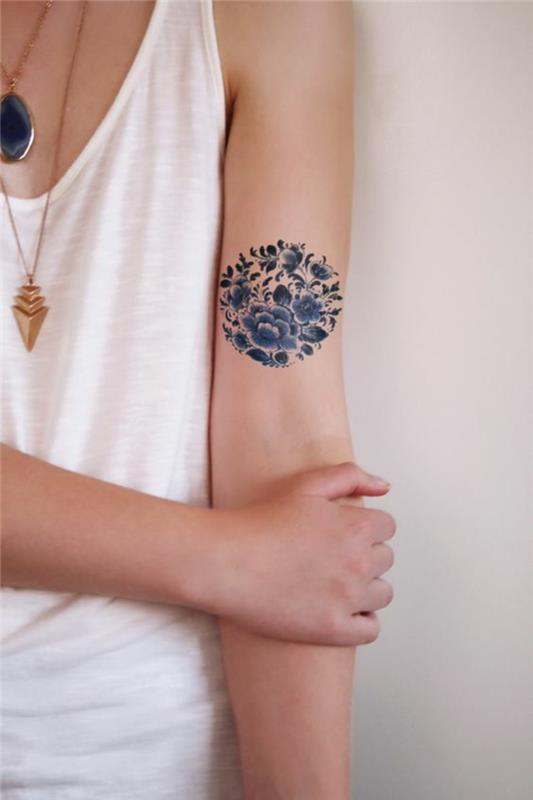 Krásne kvetinové tetovanie cool kvetinové tetovanie