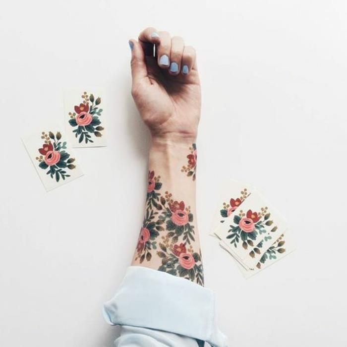 Dizajn tetovania s ružovými kvetmi