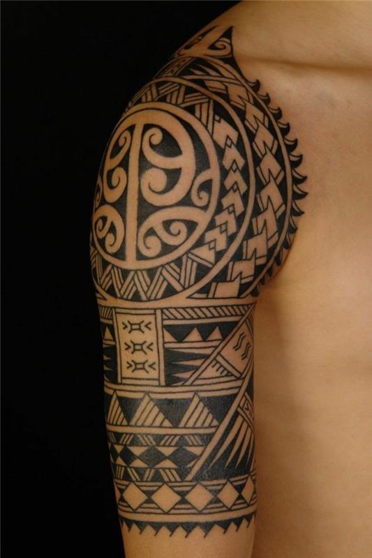 etnické tetovanie na paži, etnické symboly v čiernej farbe, maorské tetovanie