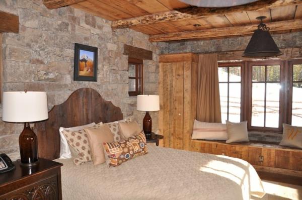 ترتيب جميل لغرفة نوم مع الخشب والحجر في الطراز الريفي