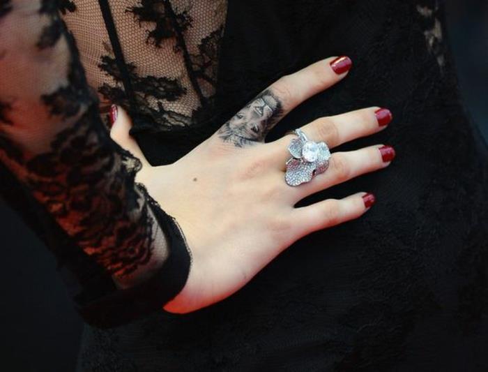 originálne ručné tetovanie na prst, levie tetovanie, ktoré funguje ako prsteň