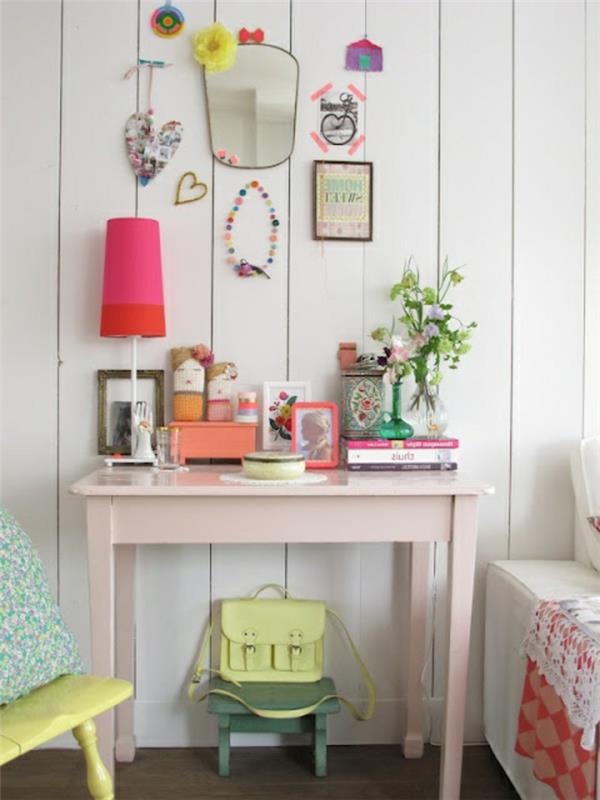 söt-barn-skrivbord-stol-rosa-skrivbord-lampa-vägg-i-vita-golv-vägg-dekoration