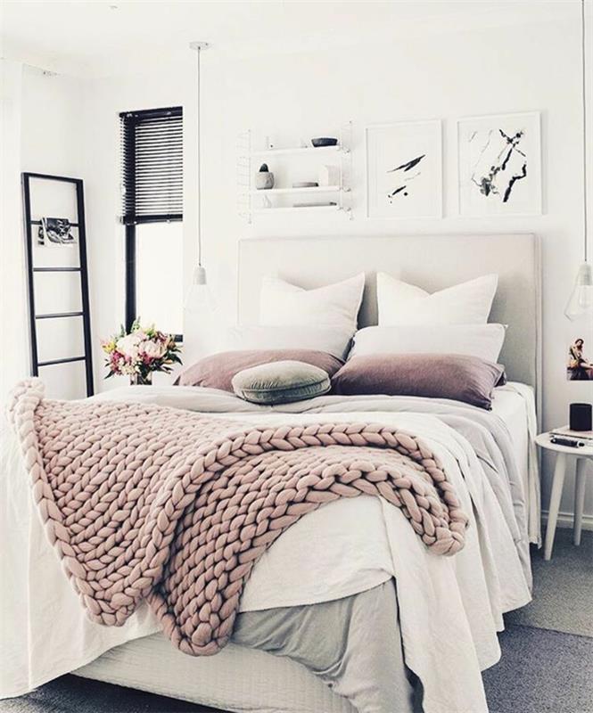 vitt sovrum, dekorativ stege, rosa stickad pläd, vit väggfärg, kuddar