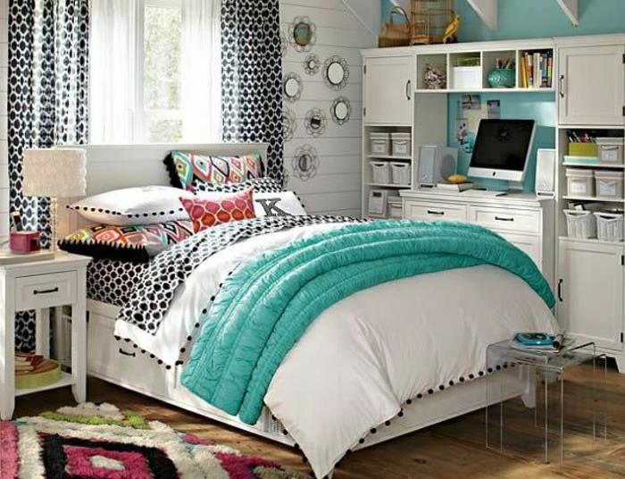 vackert sovrum-med-vit-filt-på-säng-golvet-i-ljus-parkett-himmel-blå-vägg