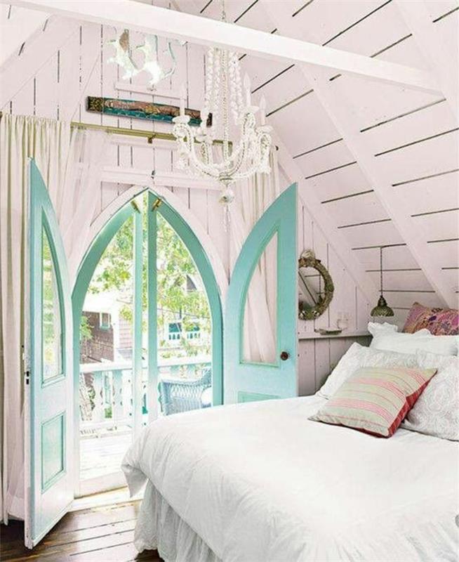 vackert sovrum med vita golv-väggar-barock-ljuskrona-kristallblå-trädörr