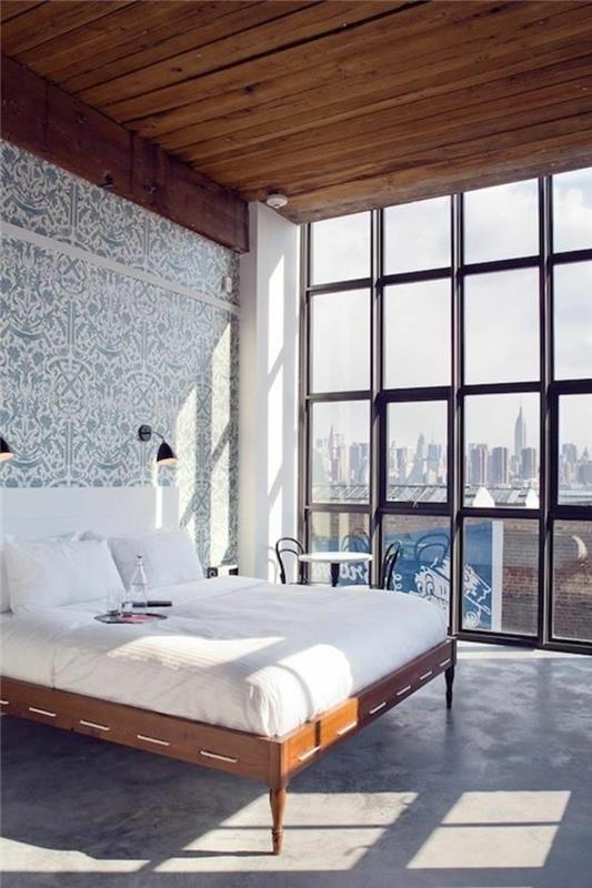 pekná spálňa so sivou betónovou podlahou a stropom vo veľkých oknách s podlahami v spálni