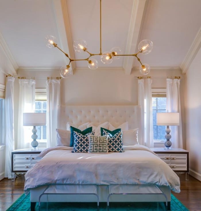 romantiskt sovrum, molekyllampa, vit sänggavel, blå och vita kuddar, sängbord med förvaring