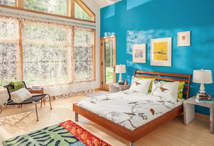 جدار أزرق ، غرفة نوم حديثة للكبار ، نافذة خشبية كبيرة ، منضدة صغيرة حديثة