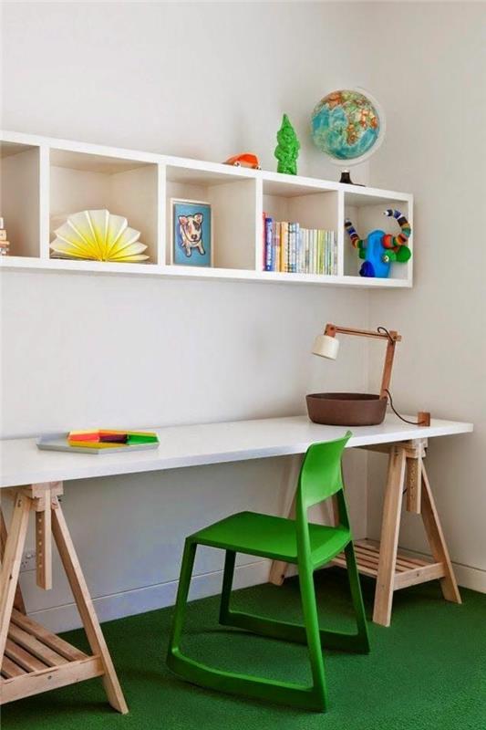 vackert-barnrum-med-grön-matta-trä-barn-skrivbord-vägg-möbler-vit-vägg