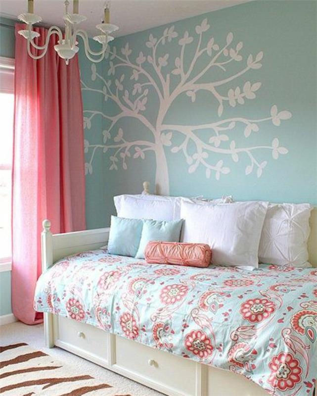vacker-tonåring-flicka-sovrum-rosa-gardiner-ljuskrona-lanc-beige-och-brun-matta-säng-med-filt