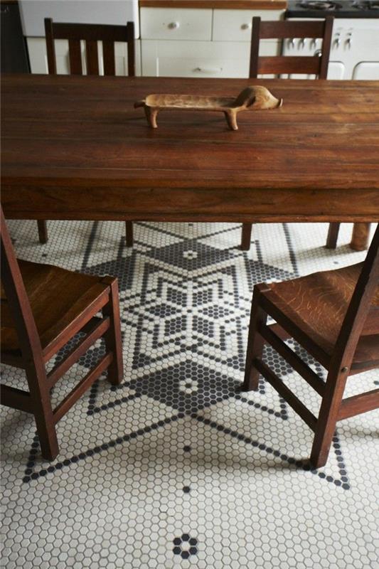pekná kuchyňa s nábytkom z masívneho dreva a čierno-bielou mozaikovou podlahou