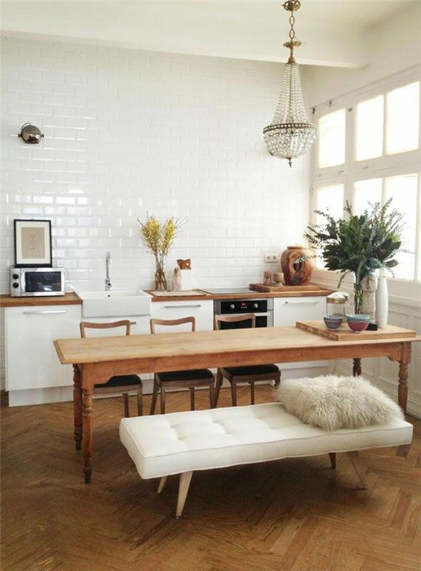 vackert-kök-med-vita-kaklade-väggar-och-billiga-men-elegant-kök-möbler