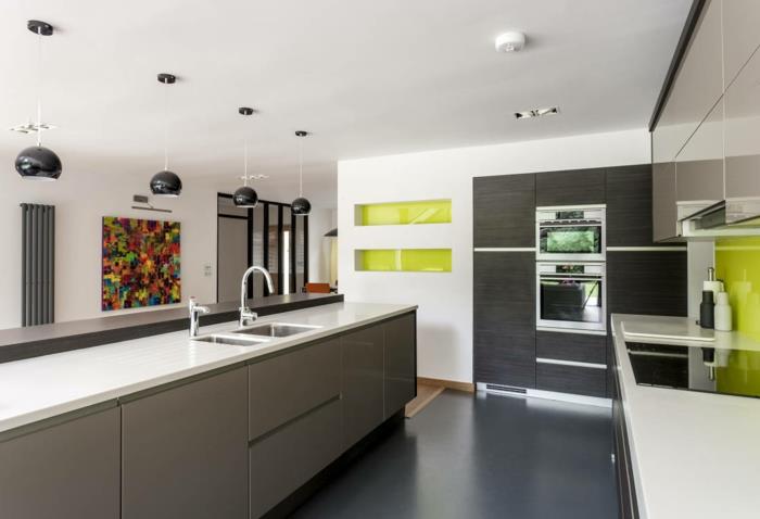pekná kuchyňa so sivou voskovanou betónovou podlahou v modernej kuchyni s bielym stropom