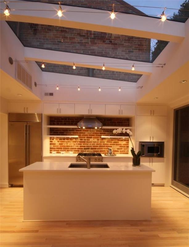 vackert-kök-med-glas tak-parkett-golv-vägg-i-tegel-glas-tak-interiör