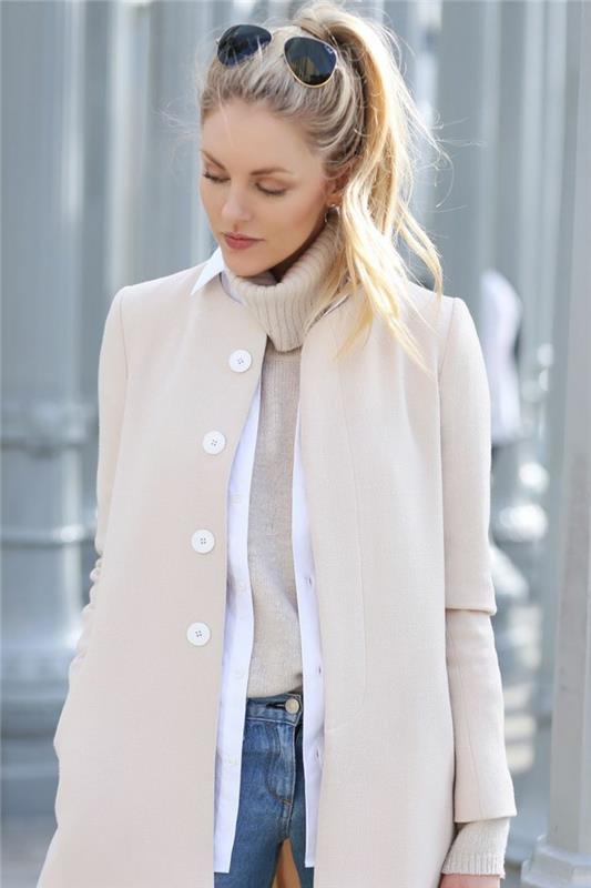 pekna-blond-zena-s-camaieu-béžovým kabátom-prechádzka-po-módnych trendoch-2015