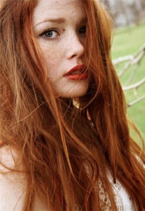pekná dievčina-oranžové vlasy-modré-oči-hnedé-tvár-škvrny-červené-pery